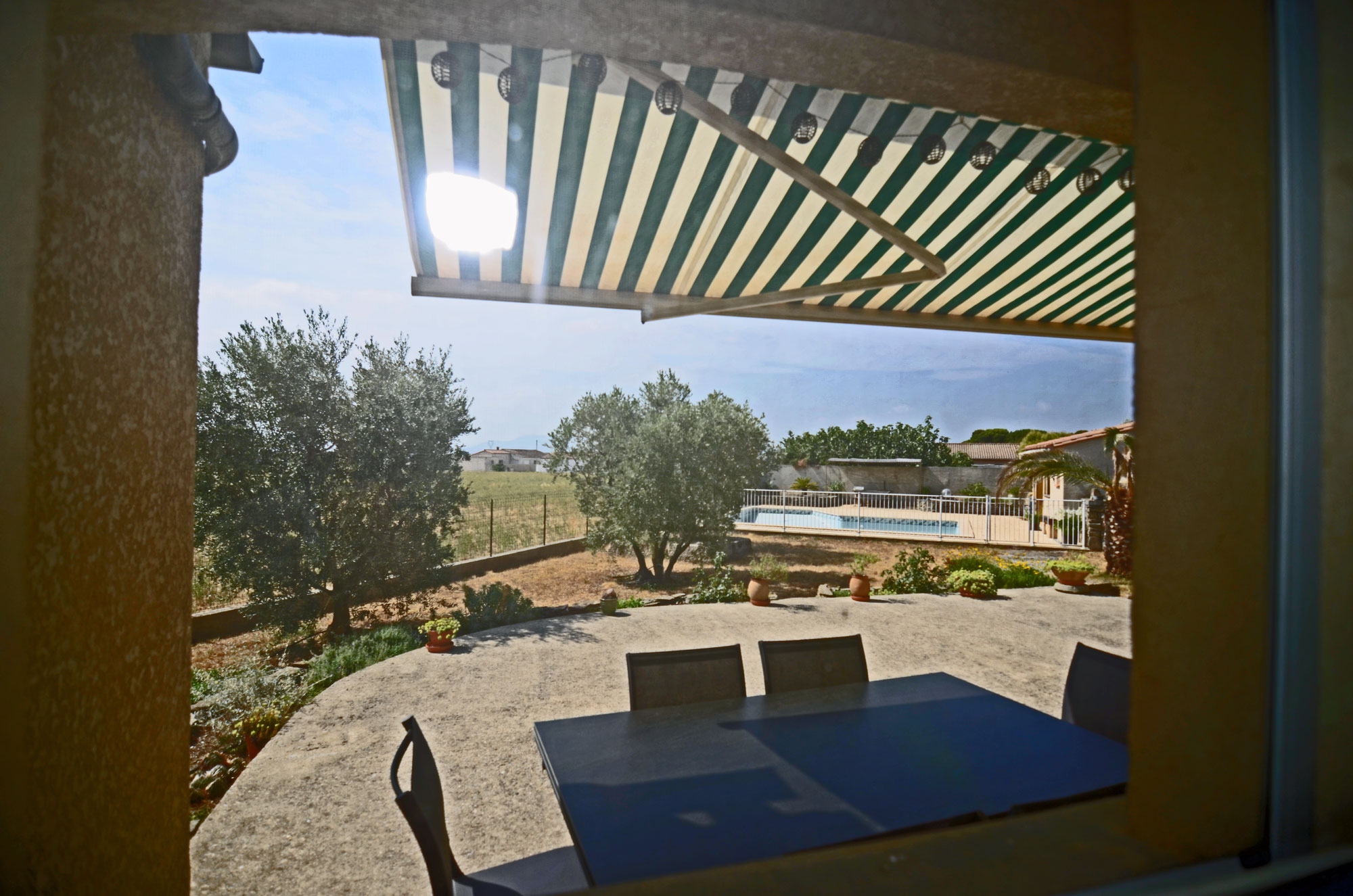 1383CA_vue_vers_la_piscine.jpg