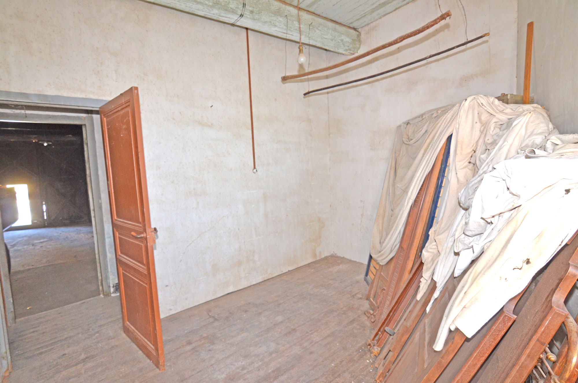 1389CA_room.jpg
